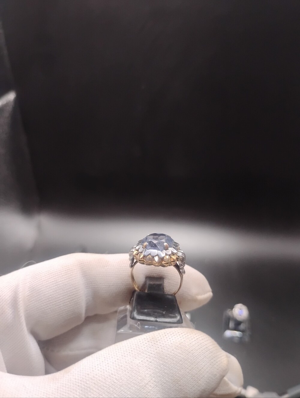 Antique/Vintage Topaz Solitaire Ladies Ring & 18k Gold - Picture 2 of 9